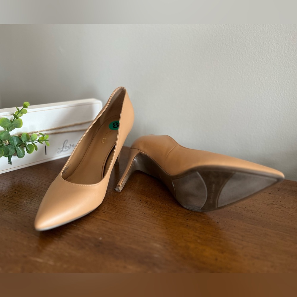 New pumps size 8